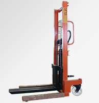 電動(dòng)堆高車(chē)用于物流中心貨物裝卸作業(yè)